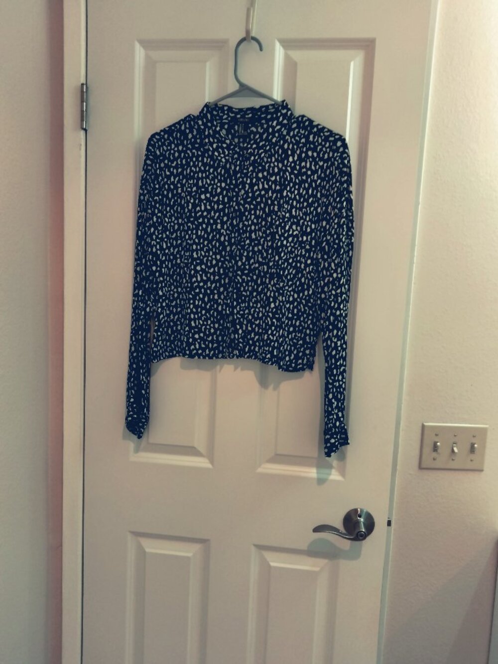 Black/White blouse - Forever 21 - Size M - front pocket - button down front